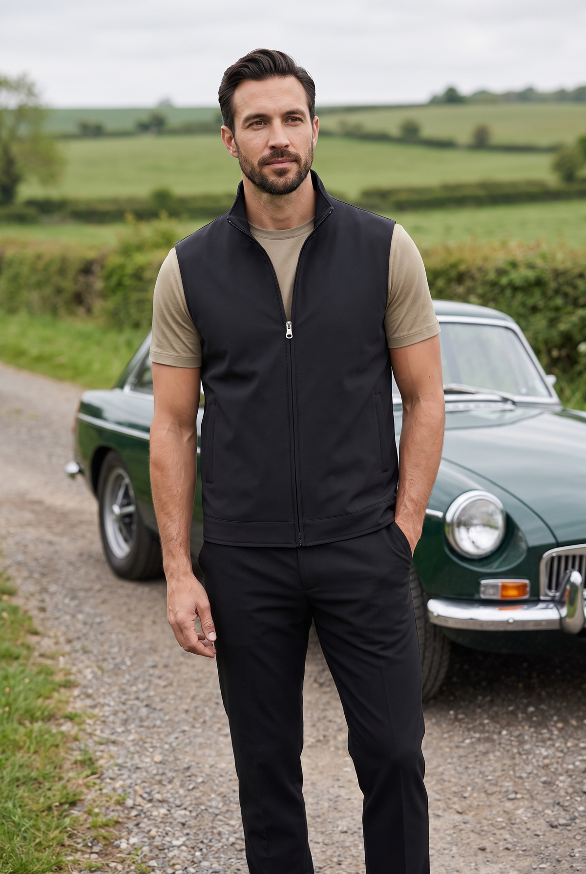 Tweezijdige bodywarmer zwart - lifestyle op het platteland met klassieke auto