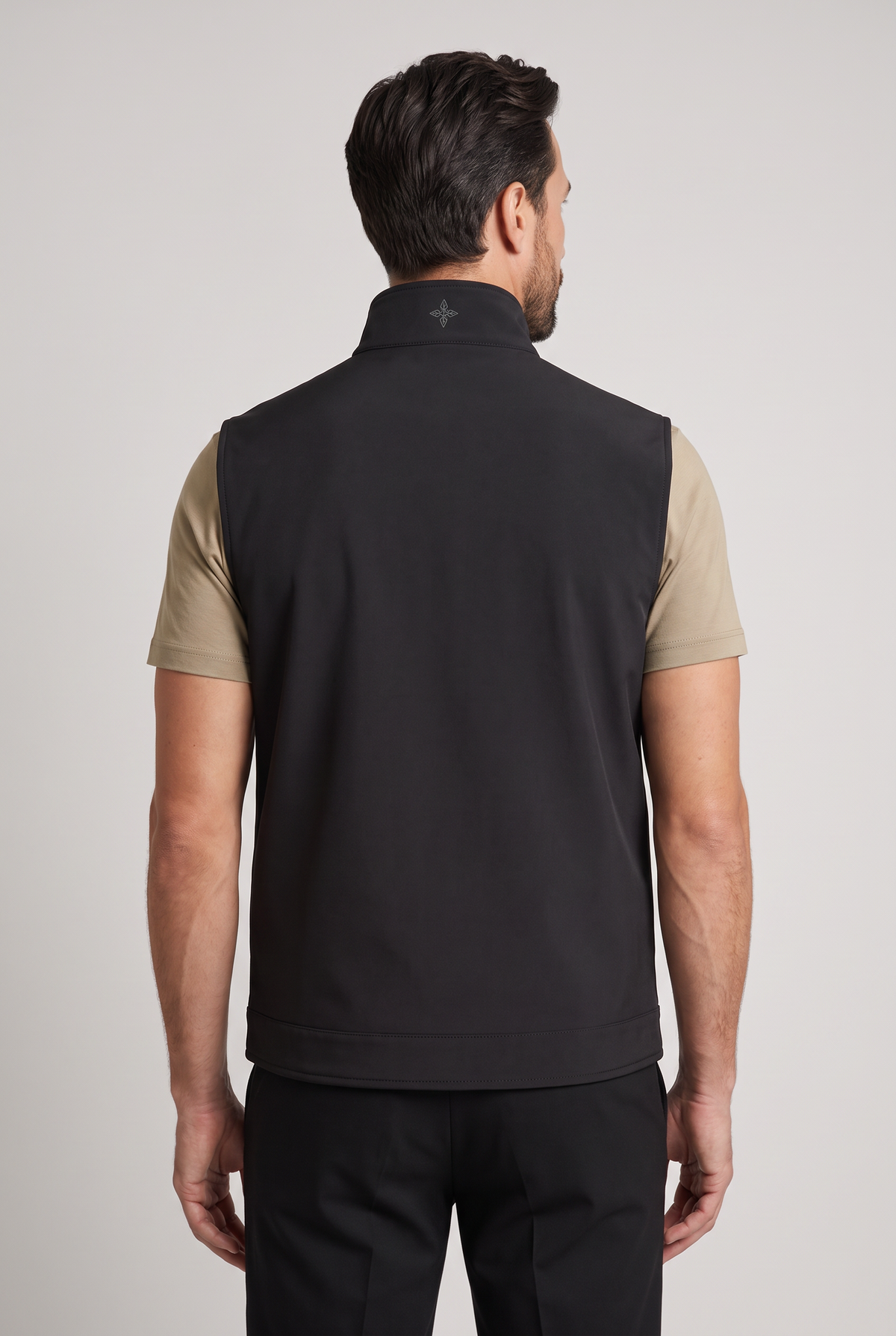 Tweezijdige bodywarmer zwart - achteraanzicht met embleem op kraag, studio