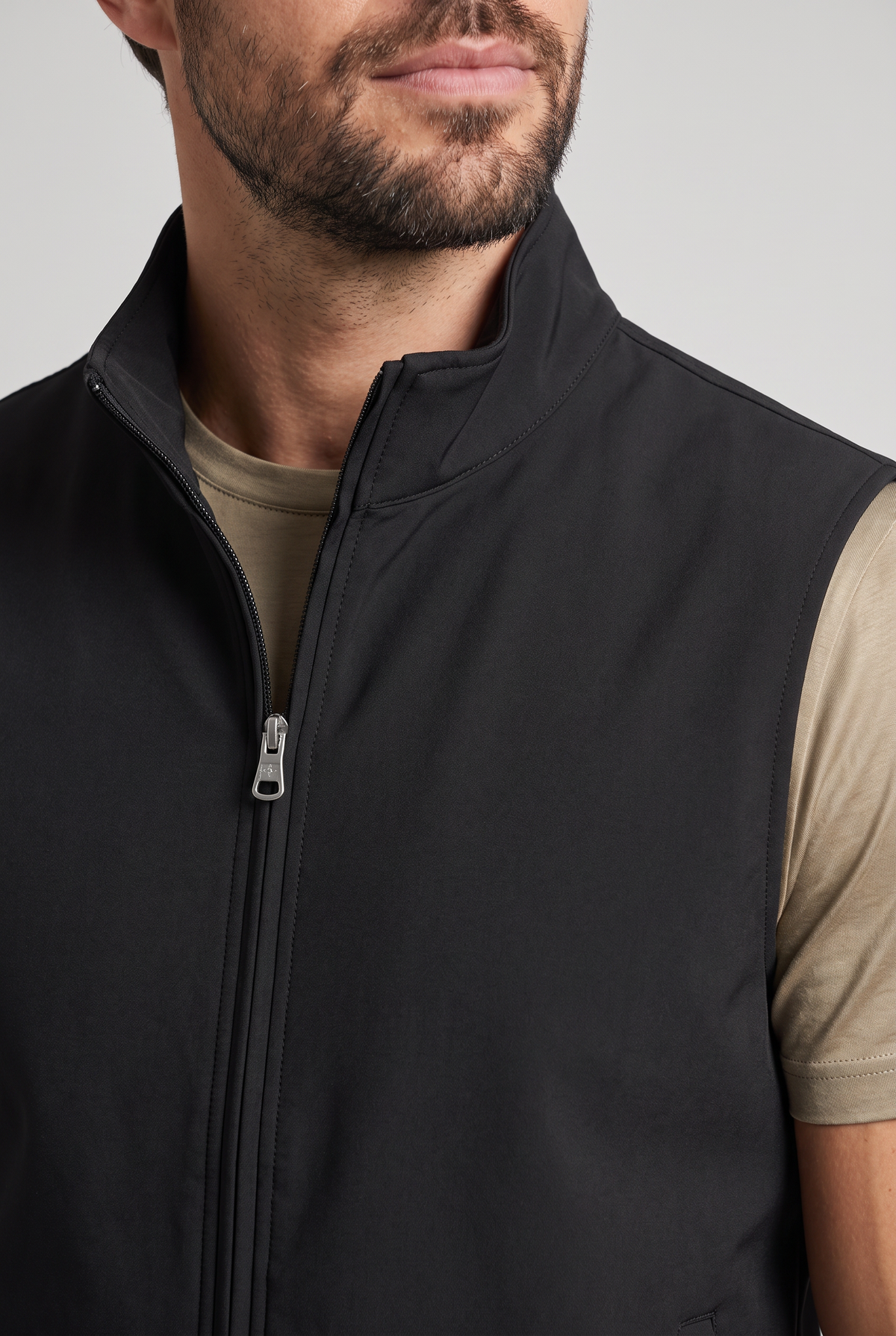 Tweezijdige bodywarmer zwart - detail kraag, rits en stof