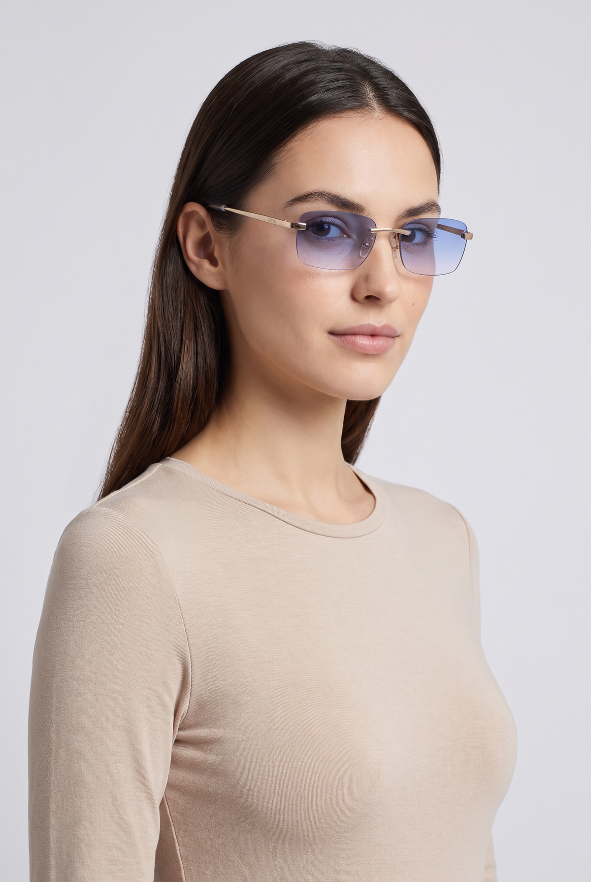Astos Eyewear Light Blue Gradient - randloze zonnebril gedragen door vrouw, studio