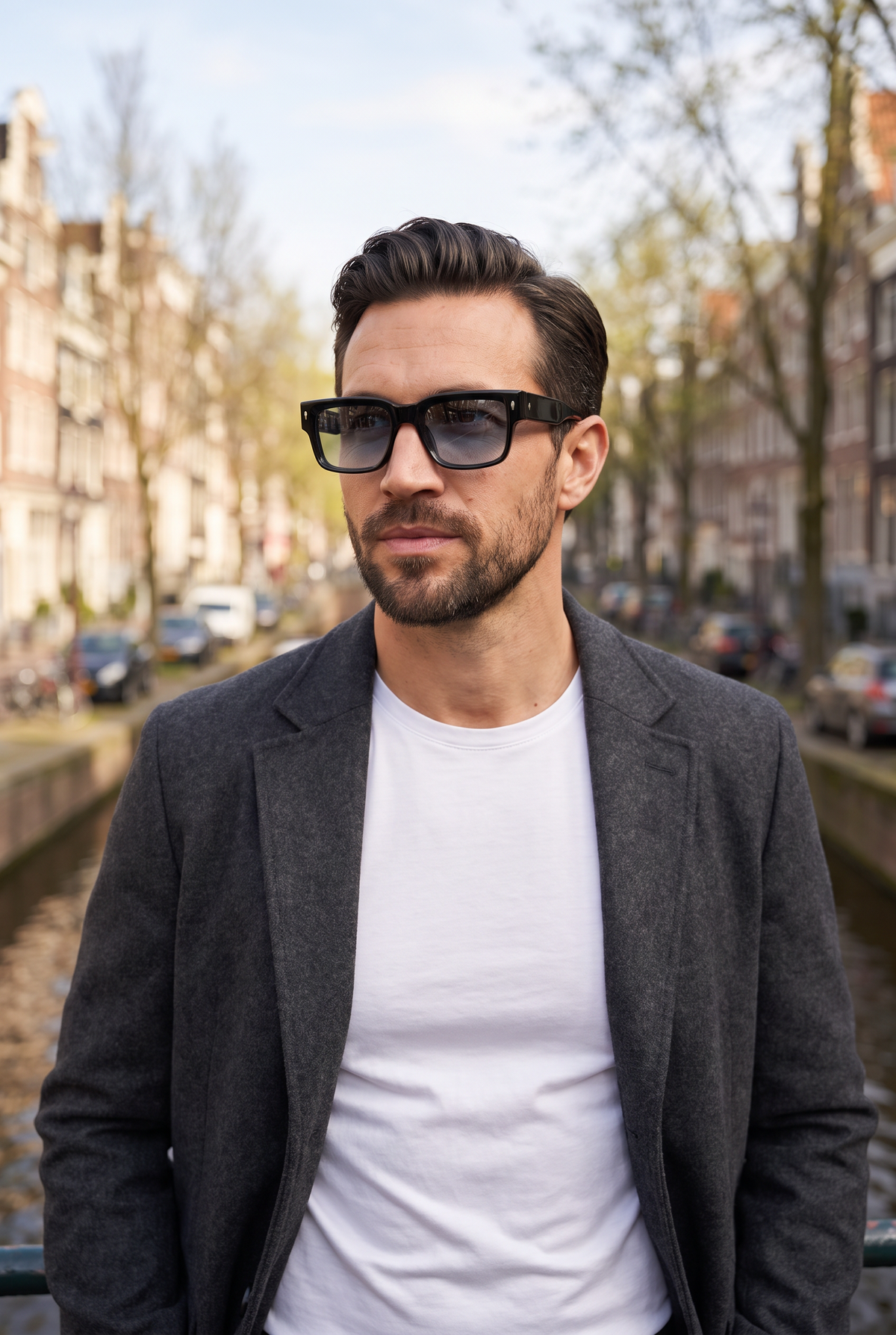 Marbella Bold zonnebril zwart montuur met grijze gradient glazen - lifestyle Amsterdamse grachten