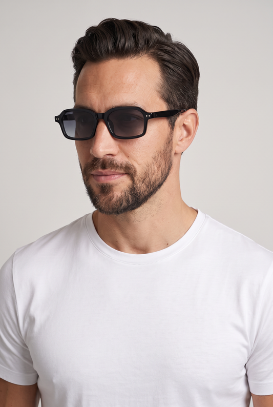 Marbella Classic zonnebril zwart montuur met grijze glazen - model portret
