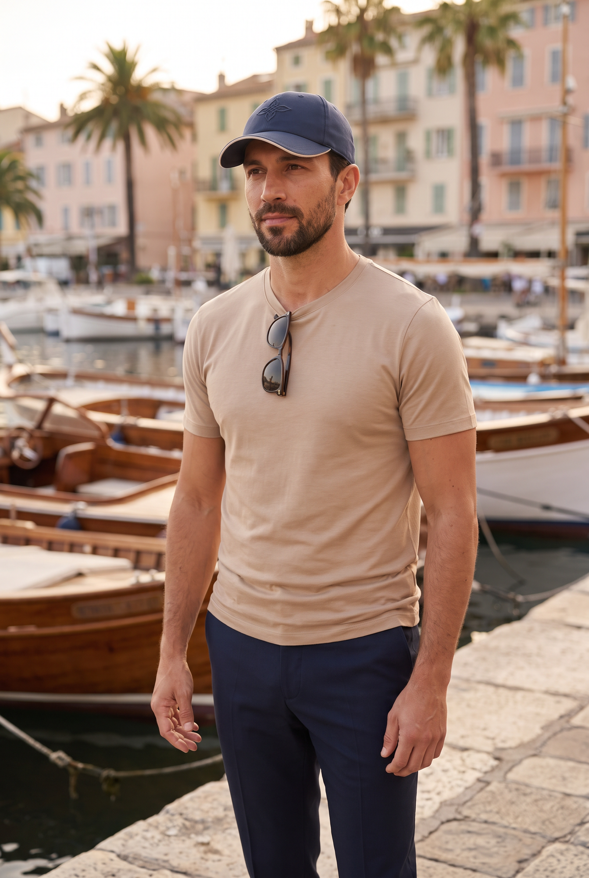 Baseball cap navy, lifestyle in een haven aan de Rivièra