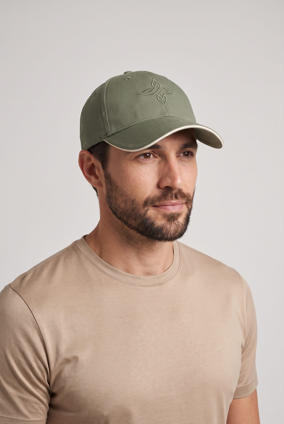 Baseball cap groen, gedragen door model, vooraanzicht met geborduurd embleem
