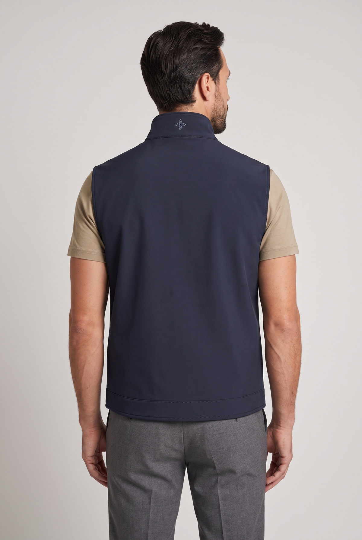 Tweezijdige bodywarmer navy - achteraanzicht met embleem op kraag, studio