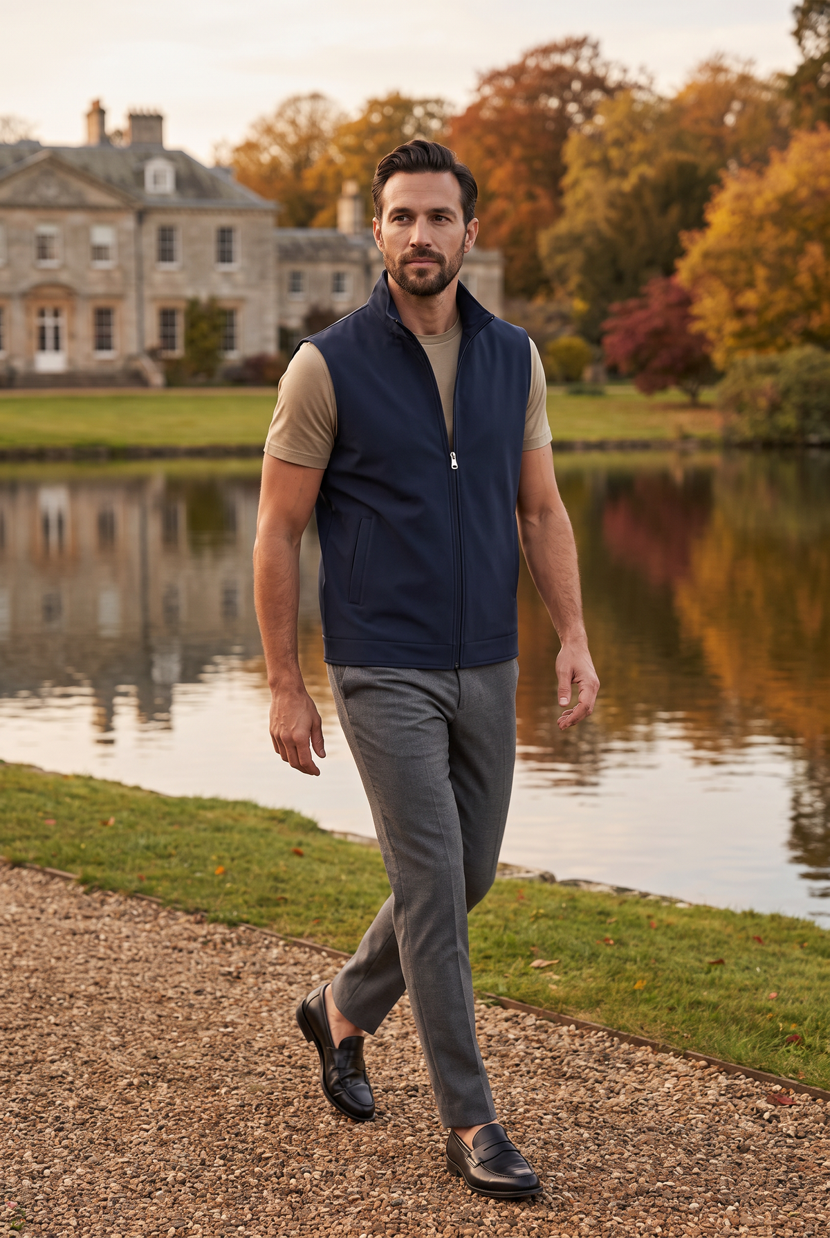 Tweezijdige bodywarmer navy - lifestyle op herfstig landgoed aan het meer