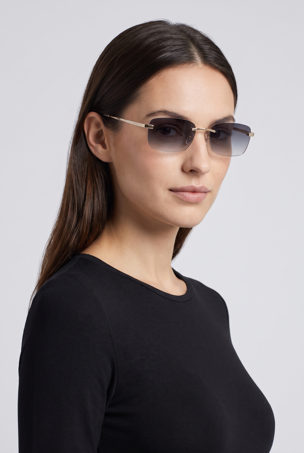 Astos Eyewear Black Gradient - randloze zonnebril gedragen door vrouw, studio