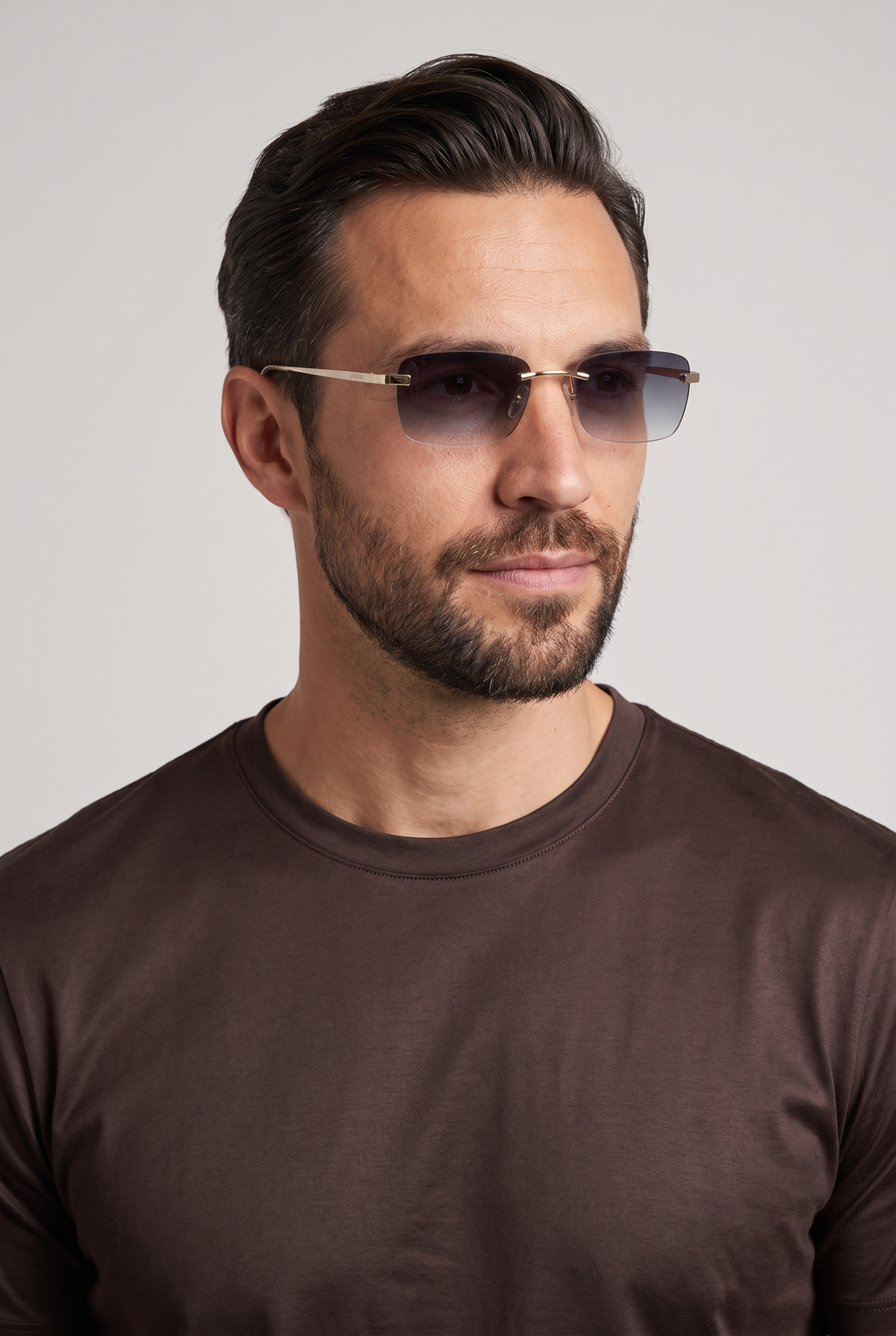 Astos Eyewear Black Gradient - randloze zonnebril met zwart verloop gedragen door model, studio