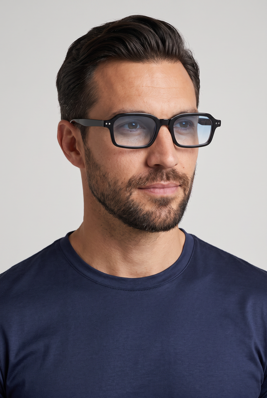 Marbella Classic zonnebril zwart montuur met lichtblauwe glazen - model portret