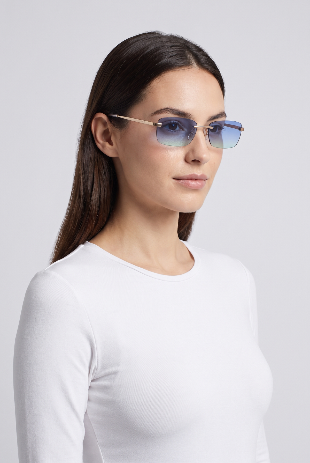 Astos Eyewear Blue Gradient witte poten - randloze zonnebril gedragen door vrouw, studio