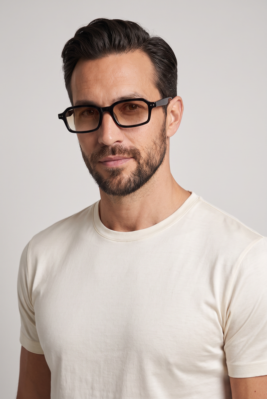 Marbella Classic zonnebril zwart montuur met bruine glazen - model portret