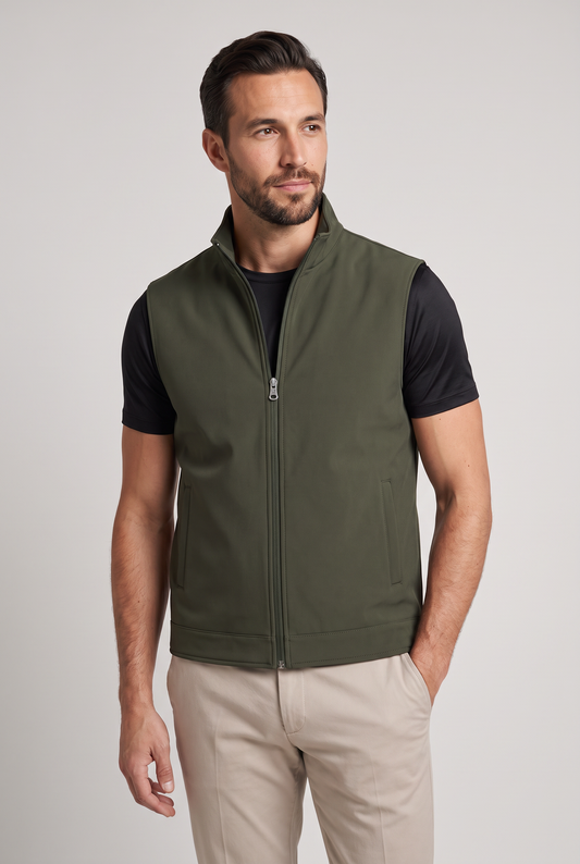 Tweezijdige bodywarmer groen - vooraanzicht op model over glans shirt, studio