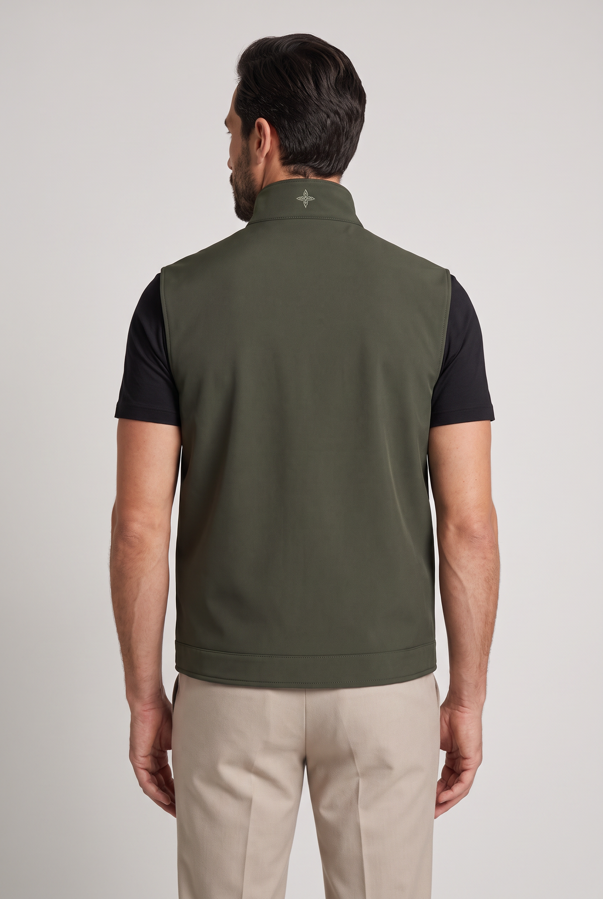 Tweezijdige bodywarmer groen - achteraanzicht met embleem op kraag, studio