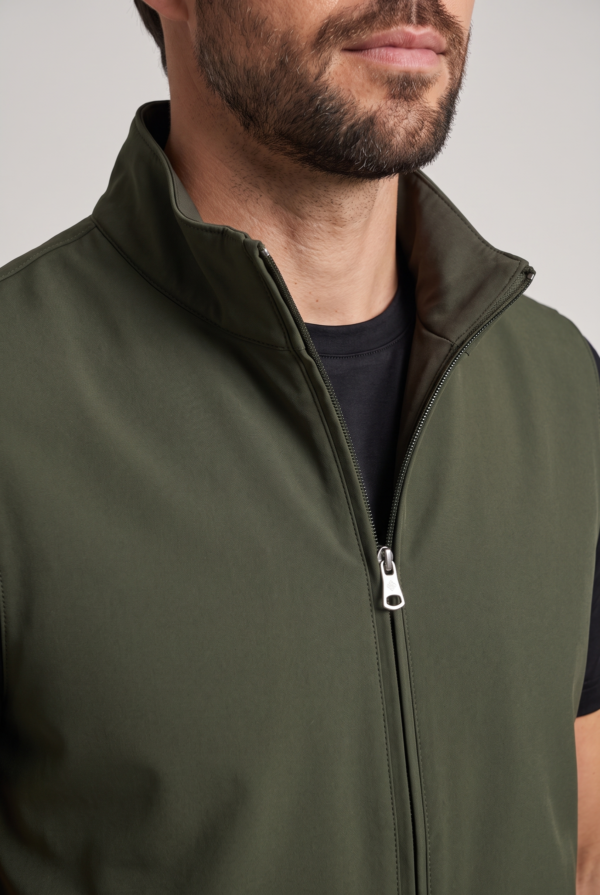 Tweezijdige bodywarmer groen - detail kraag, rits en binnenzijde