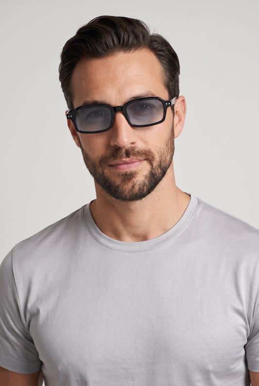 Marbella Classic zonnebril zwart montuur met grijze gradient glazen - model portret