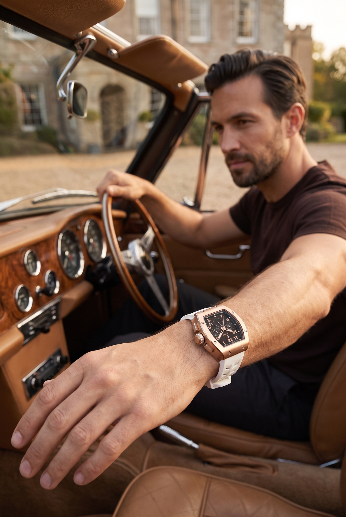 Astos Millionaire 2.0 Rose Gold met witte band lifestyle, in een klassieke oldtimer op een landgoed