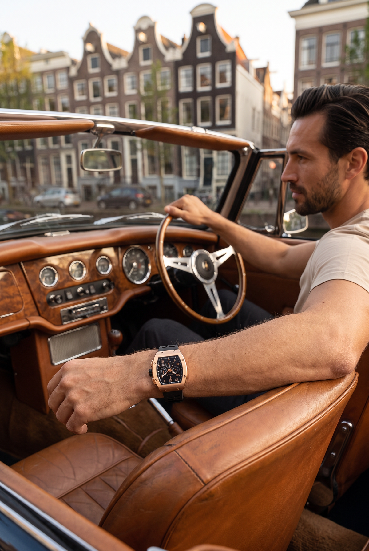 Astos Millionaire 2.0 Rose Gold lifestyle, in een klassieke oldtimer aan de Amsterdamse grachten