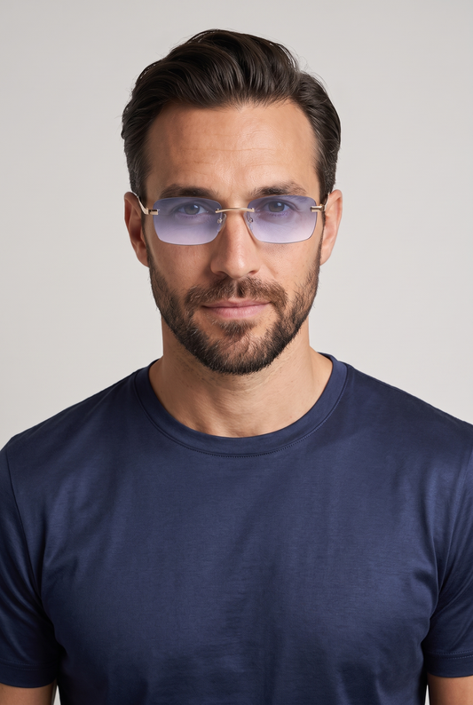 Astos Eyewear Light Blue Gradient - randloze zonnebril met lichtblauw verloop gedragen door model, studio